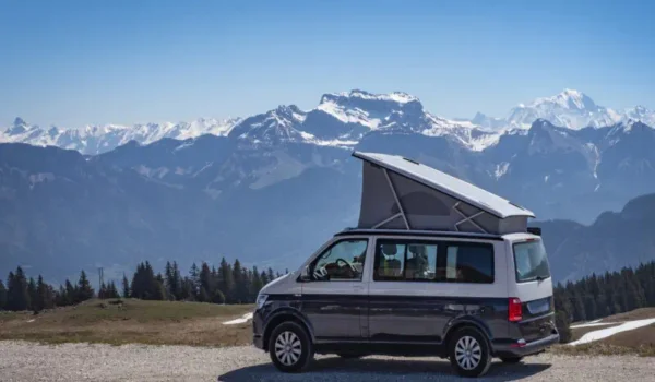 Camper VW parkt mit Blick auf das Bergpanorama.