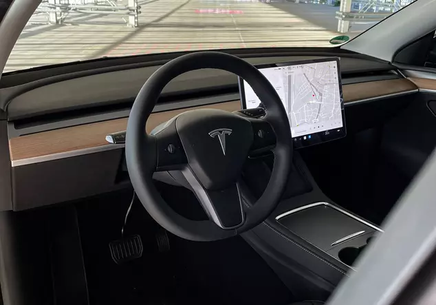 Angebotsdetails Tesla Model Y Solid Black