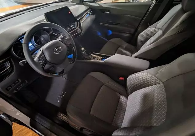 Angebotsdetails Toyota C-HR Platinumweiß Perleffekt/ Dach Onyxschwarz