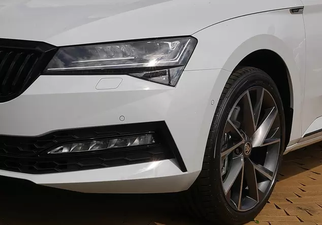 Angebotsdetails Skoda Superb Weiss