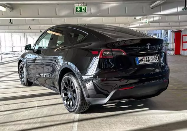 Angebotsdetails Tesla Model Y Solid Black