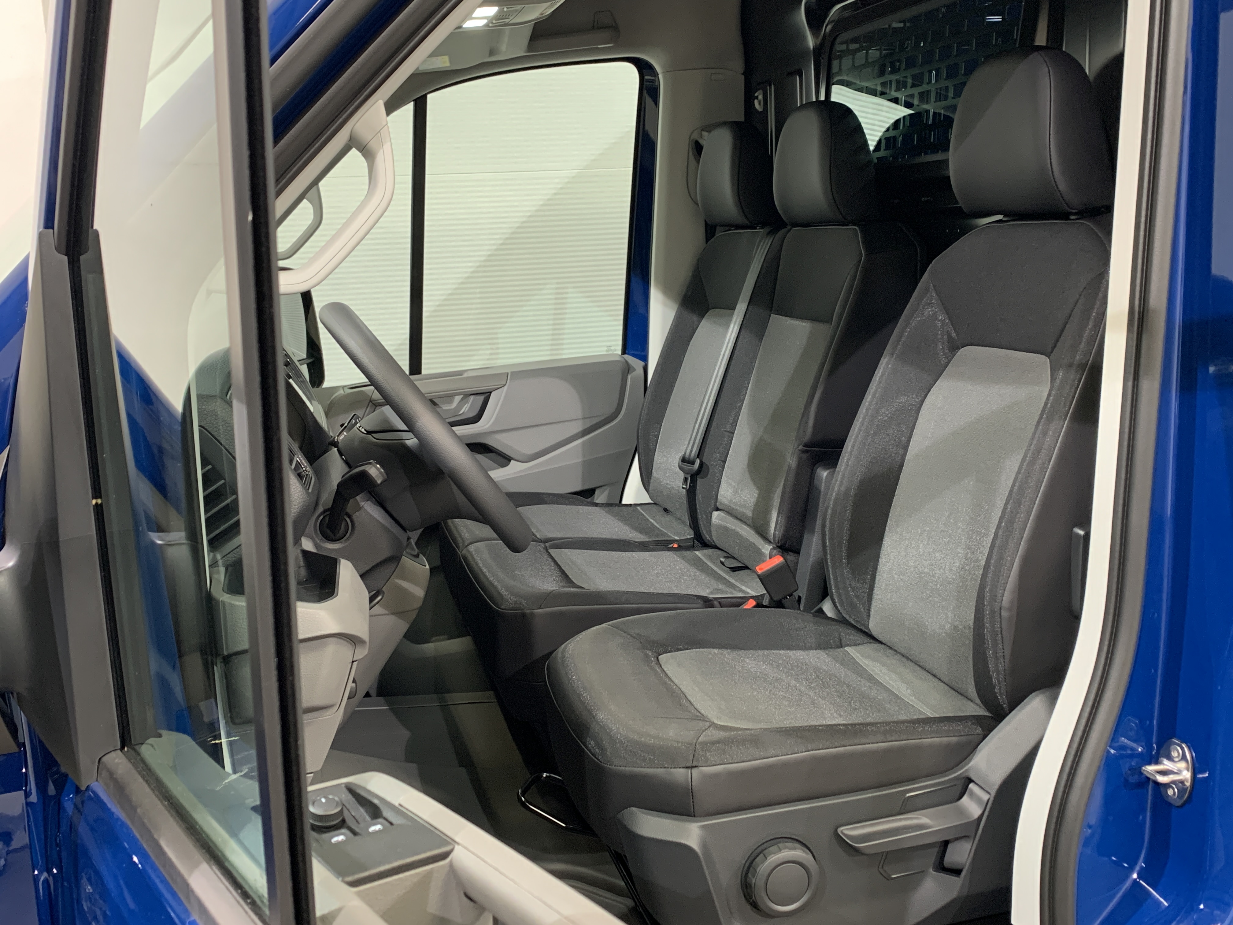 Angebotsdetails Volkswagen Crafter 35 Kastenwagen Hochdach Deep Ocean Blue