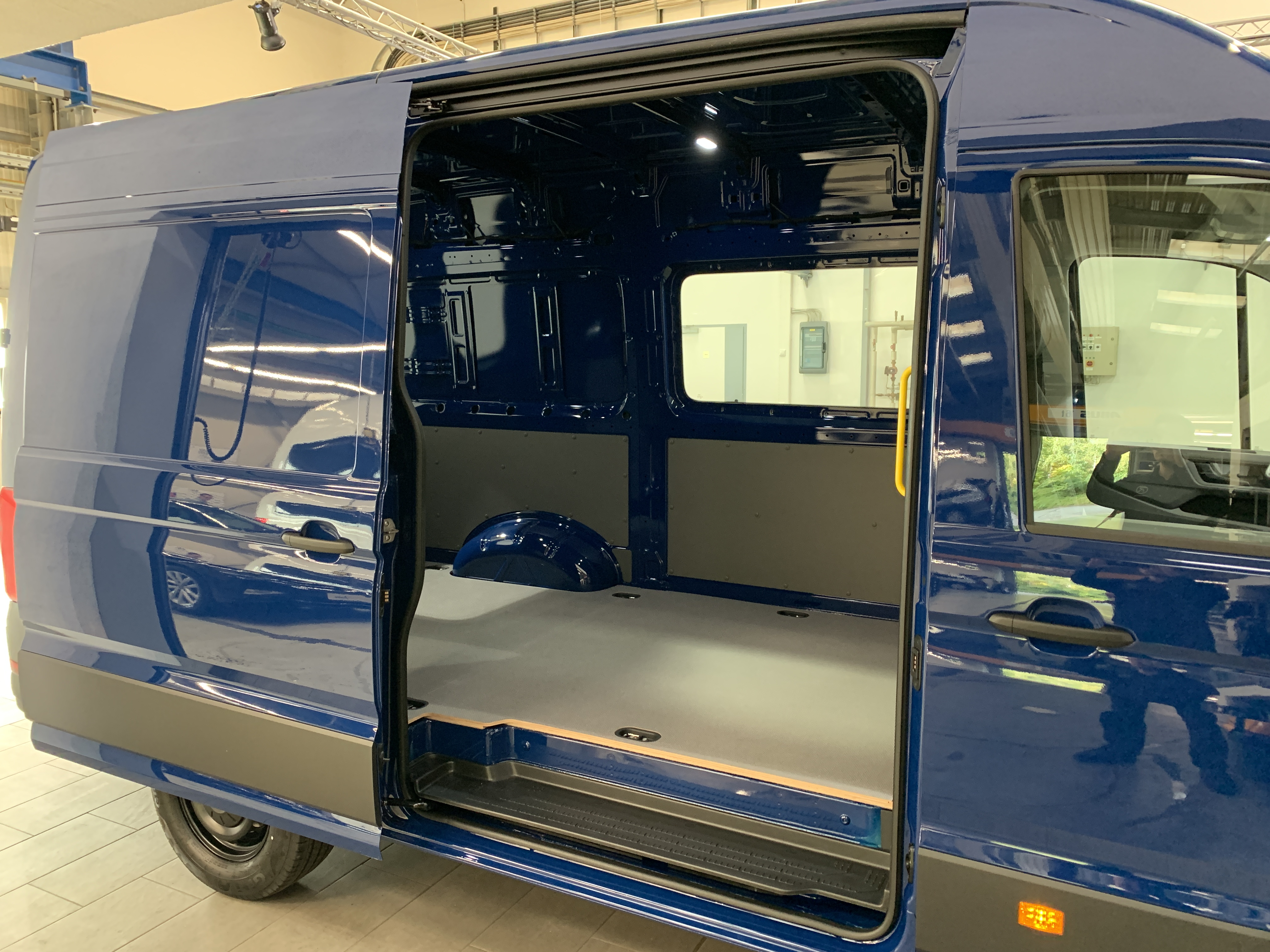 Angebotsdetails Volkswagen Crafter 35 Kastenwagen Hochdach Deep Ocean Blue