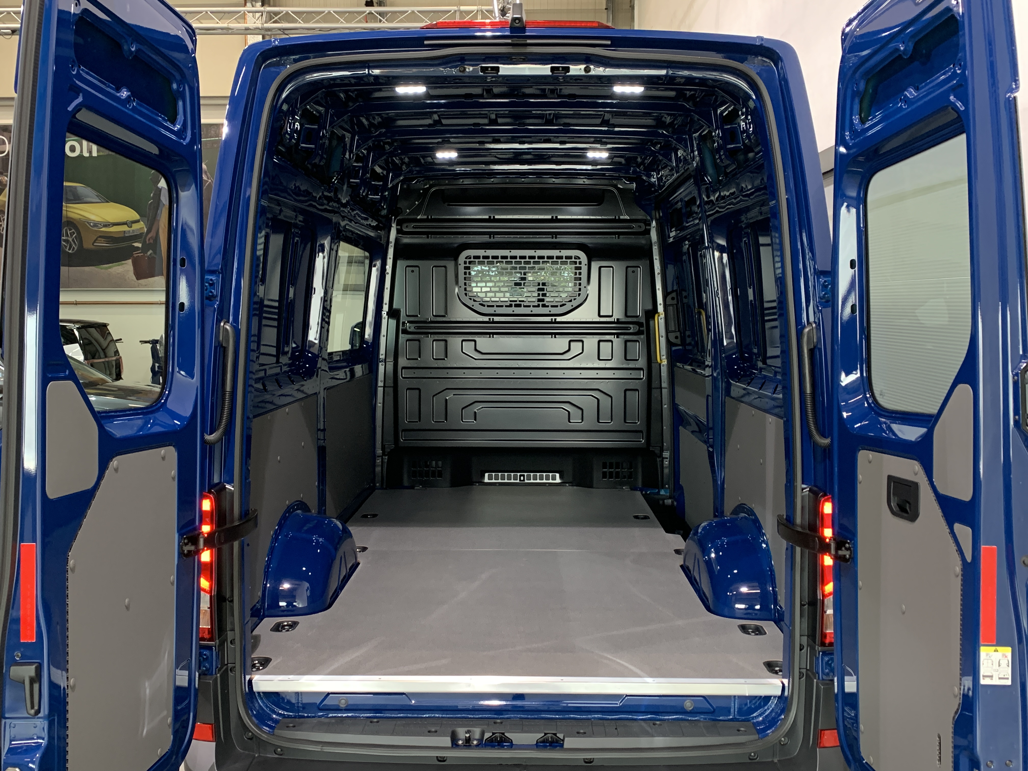 Angebotsdetails Volkswagen Crafter 35 Kastenwagen Hochdach Deep Ocean Blue