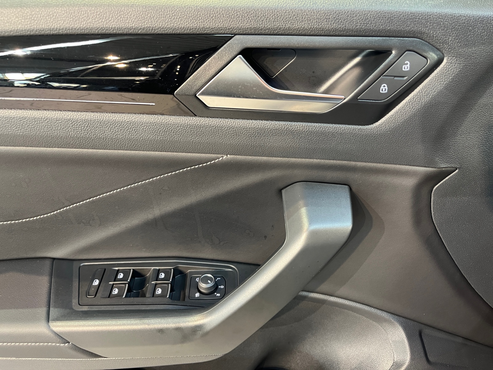 Angebotsdetails Volkswagen T-Roc Deep Black Perleffekt